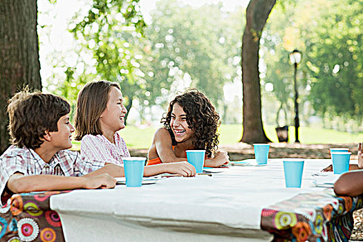 孩子,坐,野餐桌,生日派对