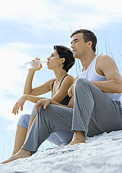 坐,夫妇,练习服,海滩,女人,饮用水