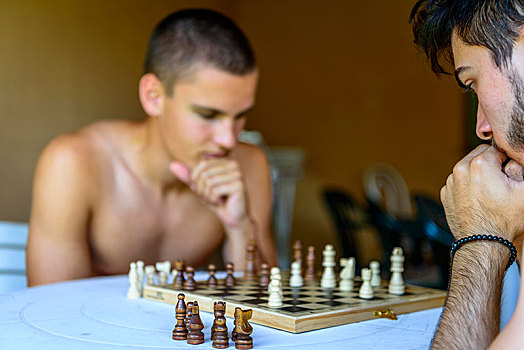 两个,年轻,男人,玩,专注,下棋,意大利,欧洲
