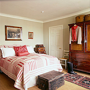 传统,主卧室,苍白,灰色,墙壁,双人床,拼合,床单,老式,箱子,脚,床