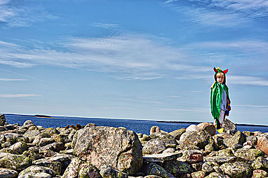 男孩,穿,绿色,斗篷,站立,石墙,瑞典