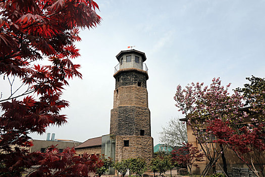 山东省日照市,近90年老灯塔矗立海边,见证港口沧桑巨变