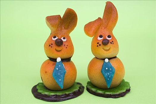 两个,杏仁蛋白软糖,复活节兔子