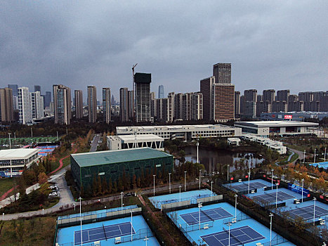 山东省日照市,航拍水上运动公园美轮美奂,市民趁周末打网球健身跑步乐享美好生活