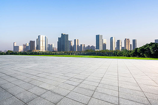 空旷广场与城市天际线