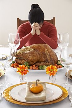 女人,饭前祷告,感恩节,晚餐