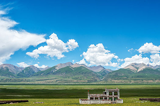 蓝天白云下的草原山脉和高原牧场,中国西藏