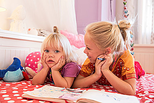 女孩,幼儿,姐妹,床,玩,上色画册