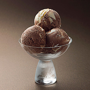 三个,球,巧克力冰淇淋,玻璃碗