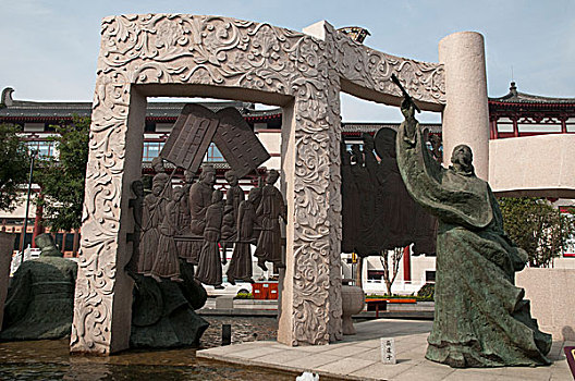西安大雁塔南广场建造的雕塑群唐代画家吴道子