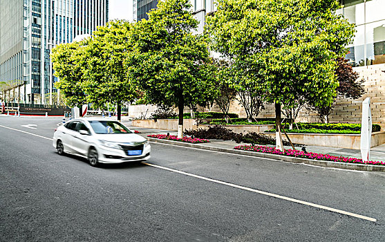 轿车在商业中心公路行驶