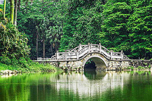 湖泊上的拱桥