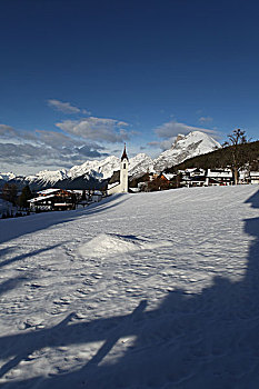 阿尔卑斯山下的教堂