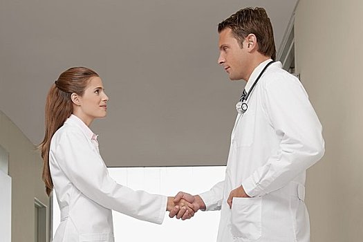 两个,医生,握手,医院,走廊