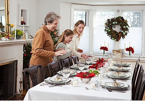 祖母,母女,铺桌子,圣诞晚餐