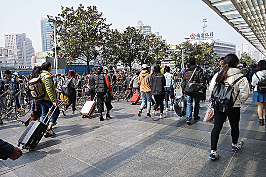 清明小长假,上海火车站确保旅客安全有序的乘车