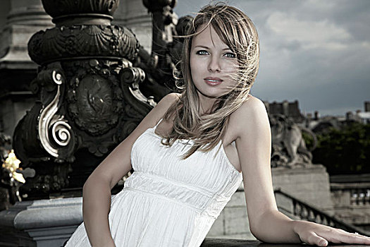 肖像,年轻,深色金发,女人,白色长裙,靠着,栏杆,桥,巴黎,法国,欧洲
