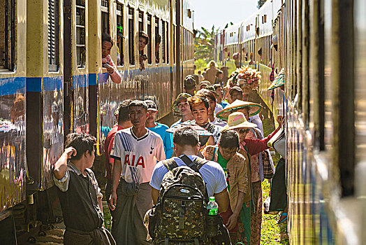 两个,火车,穿过,食物,摊贩,掸邦,缅甸