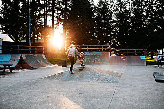 父亲,女儿,滑板,溜冰场,日落
