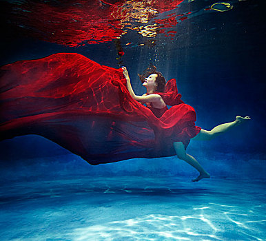 美女水下潜泳图片