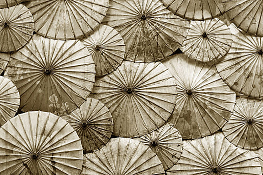 老旧油纸伞装饰墙