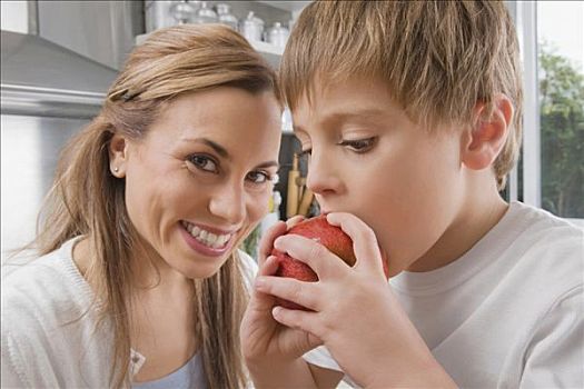 男孩,吃,苹果,母亲,微笑