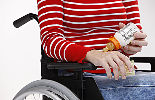女人,轮椅,奶瓶