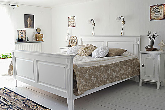 白色,木质,双人床,床头柜,旧式,风格