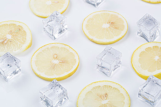 白色背景上的柠檬和冰块