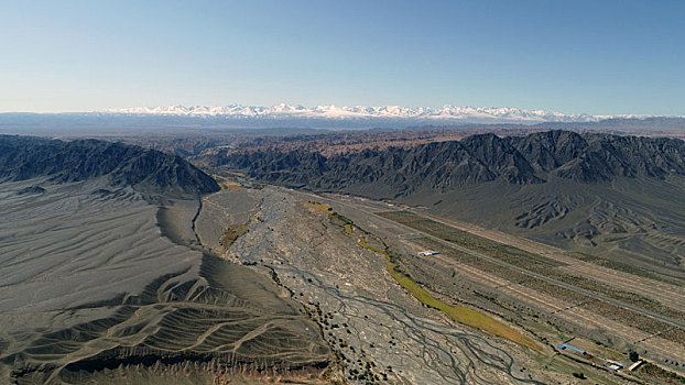 新疆伊吾河,流淌在干旱荒漠中的生命水源