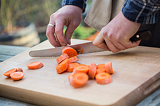 一个,男人,切,蔬菜,切菜板,刀,切片,胡萝卜