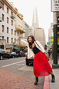 女人,侧面,道路,招手,出租车,旧金山,加利福尼亚,美国