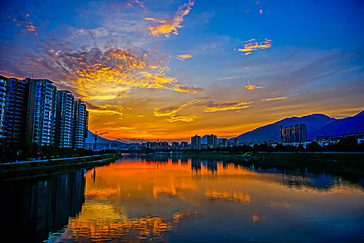 建筑群,高楼,河,灯,夜景,倒影,蓝天,白云