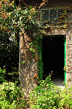 废弃的台北松山烟厂,杂乱破落的木门