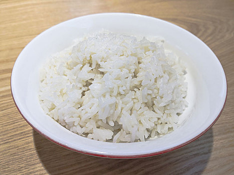 一碗白米饭摆放在桌子上