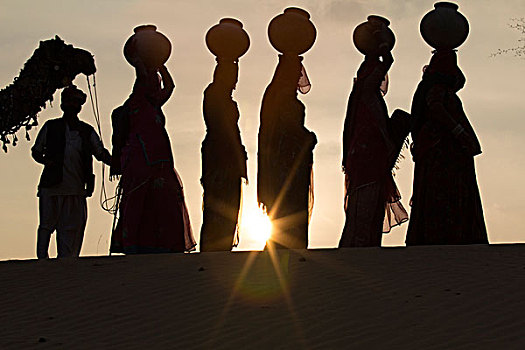 亚洲,印度,拉贾斯坦邦,曼瓦,沙漠,沙丘,多彩,衣服,乡村,女人,走,罐,头部