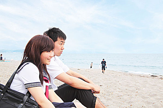 年轻,情侣,坐,沙滩