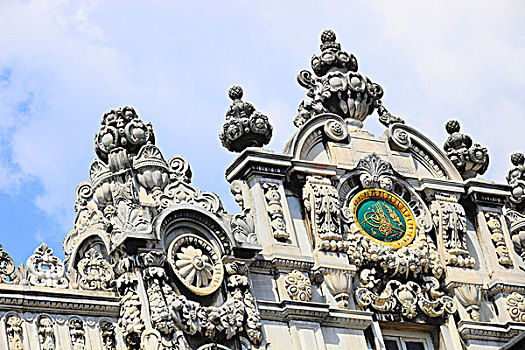 多尔玛巴赫切宫宫门上富有特色的雕刻