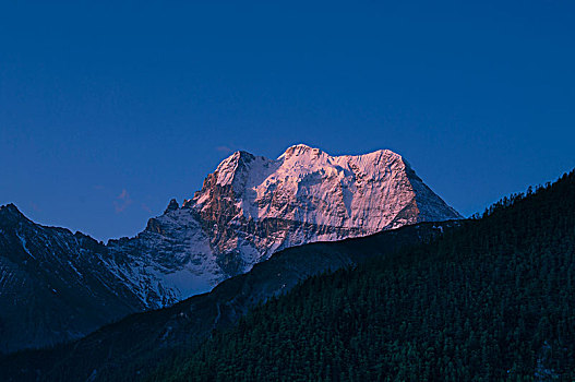 黎明日出的雪山峰顶