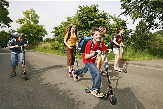 学童,男孩,女孩,骑,踢,滑板车,途中,学校,巴塞尔,瑞士,欧洲