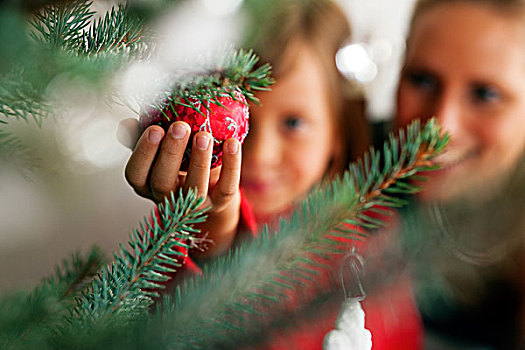 女孩,帮助,母亲,装饰,圣诞树,拿着,圣诞节饰物,手