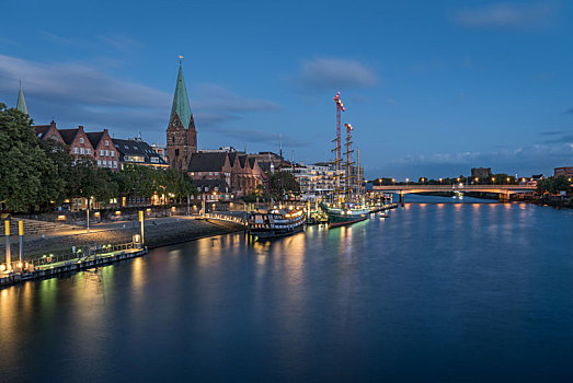 德国不莱梅夜晚威悉河边的城市风景