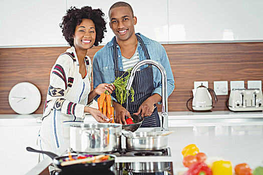 幸福伴侣,洗,蔬菜,厨房
