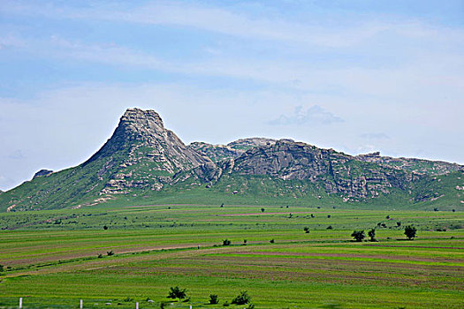 内蒙古科尔沁右翼前旗草原上的崇山峻岭