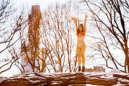 美女,戴着,比基尼,站立,石头,冬天,中央公园,纽约,美国