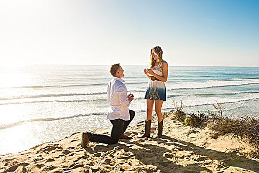 男青年,求婚,女朋友,海滩,松树,圣地亚哥,加利福尼亚,美国