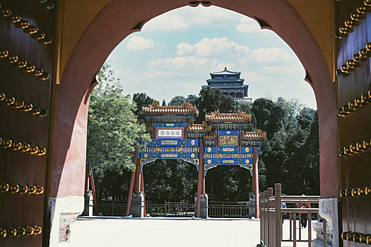 北京景山寿皇门内拍摄万春亭及寿皇殿牌楼