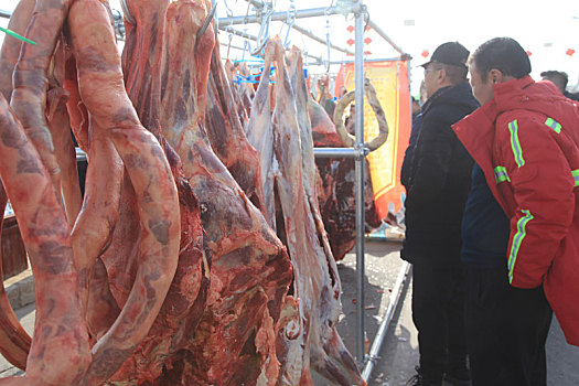 新疆哈密,哈萨克族非遗文化,冬宰节肉食售卖