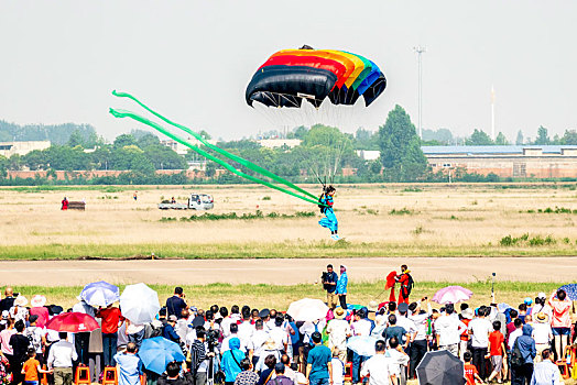 河南安阳,第十一届安阳航空运动文化旅游节开幕,飞机与汽车摩托车竞速竞技,上演速度与激情