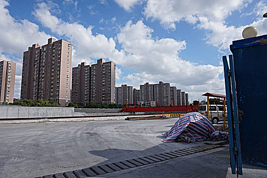 上海浦东新区沪南路段正在建设的地铁十三号线施工现场